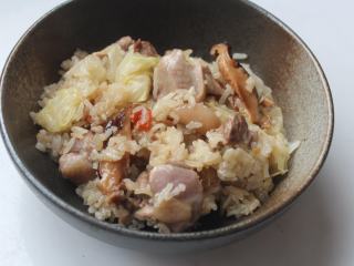 15、酒香麻油鸡油饭,麻油鸡饭酒香﹑麻油香气四溢,味道够味却不油腻。鸡肉软烂,米粒吸满酒肉油香,非常好吃!多了高丽菜,也增加了菜香及鲜甜。