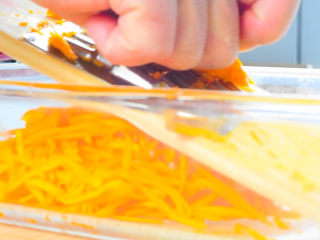 3、南瓜饼,刨丝待用。