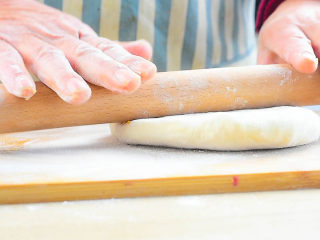 8、南瓜饼,再用擀面杖擀平。