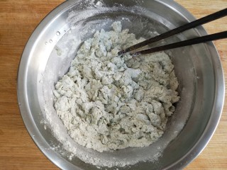 2、抹茶蜜豆华夫饼,少量多次加入温水，并用筷子搅拌成雪花状（水量和面粉量大概在1:2，实际操作中根据面粉吸水量和季节适当调整）。