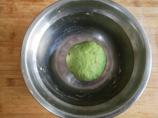 3、抹茶蜜豆华夫饼,揉起成面团（不用非得揉出什么手套膜，只要将面粉颗粒完全揉匀，揉起成团即可，盖保鲜膜发酵40-60分钟）。