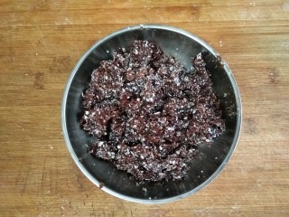 5、抹茶蜜豆华夫饼,将蜜豆捣碎和椰蓉混合均匀（也可用红豆沙就省去了捣碎的步骤）。