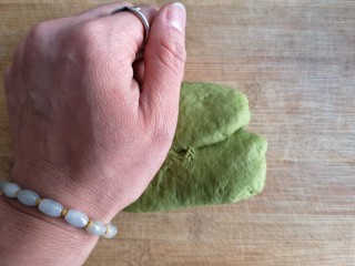 6、抹茶蜜豆华夫饼,将醒发好的面取出再揉一下排气。