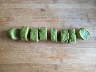 7、抹茶蜜豆华夫饼,揉匀排好气的面搓成长条圆柱形，切分成大小合适的面剂子。