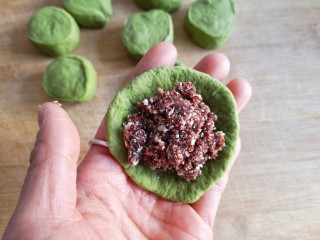 9、抹茶蜜豆华夫饼,填上馅料。