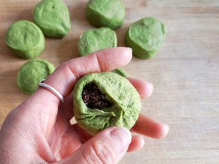 10、抹茶蜜豆华夫饼,用包包子的手法捏起收口。