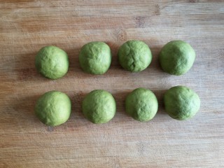 11、抹茶蜜豆华夫饼,将所有包好的剂子收口朝下放在面板上。（可以盖个保鲜膜防止表面变干）