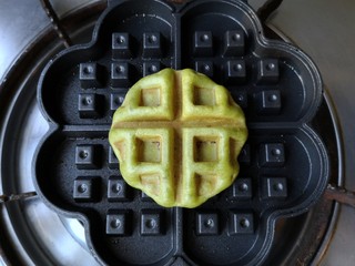 13、抹茶蜜豆华夫饼,两面均匀加热至自己喜欢的颜色即可出锅。