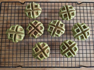 14、抹茶蜜豆华夫饼,出锅后在面包架上稍微晾一下就好。