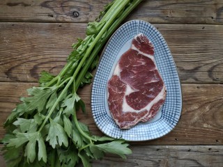 1、牛肉丝炒芹菜,准备食材。原切肉眼牛排肉质柔嫩且多汁(有雪花纹)，滋味无穷。
