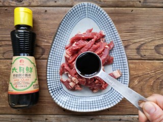 2、牛肉丝炒芹菜,将肉眼牛排切成丝，加入适量的酱油。