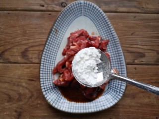 3、牛肉丝炒芹菜,少量的淀粉。