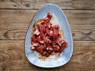 4、牛肉丝炒芹菜,抓匀腌制10-15分钟。