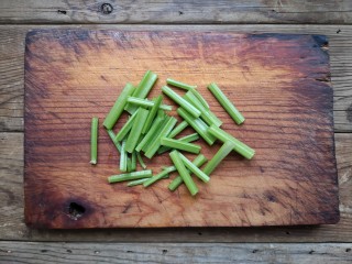 5、牛肉丝炒芹菜,西芹洗净切段。