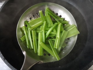 8、牛肉丝炒芹菜,烫至变色即可沥水捞出。