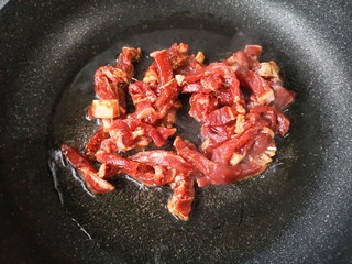 9、牛肉丝炒芹菜,锅中适量油烧热，下腌制好的牛肉。