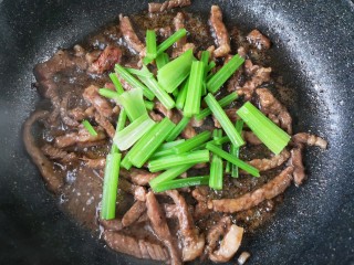 11、牛肉丝炒芹菜,再下入焯好的西芹