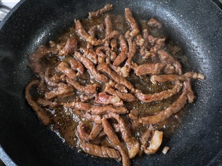 10、牛肉丝炒芹菜,迅速划开。