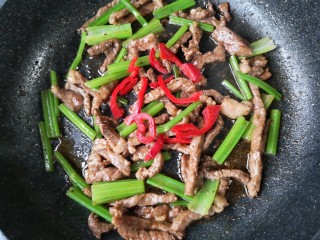 12、牛肉丝炒芹菜,和红椒丝。