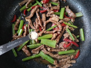 13、牛肉丝炒芹菜,加一点鸡精调味。