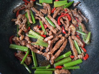 14、牛肉丝炒芹菜,大火快炒。全程大火时间控制在30秒，这时候就看手速啦！
