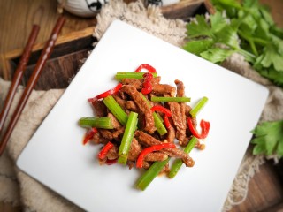15、牛肉丝炒芹菜,鲜嫩多汁，滋味无穷的西芹肉眼就做好装盘啦，趁热吃！