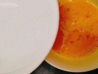 4、百变鸡蛋+香菇肉末鸡蛋羹,加凉白开，边倒边打（加入凉开水，鸡蛋和凉开水的比例为1：1.5，若喜欢鸡蛋羹水分较多的可再多加点水，我喜欢像布丁口感的，这个比例刚好）