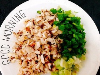 6、百变鸡蛋+香菇肉末鸡蛋羹,鲜香菇洗净切小，葱切小