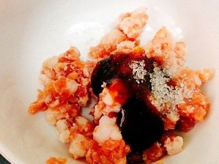 7、百变鸡蛋+香菇肉末鸡蛋羹,蚝油分两个步骤加 ，第一个就是腌肉，半勺蚝油加少量白糖，搅拌均匀后腌制5分钟即可