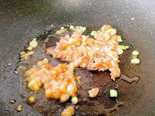 16、百变鸡蛋+香菇肉末鸡蛋羹,起油锅，放入葱白末爆香加入肉末