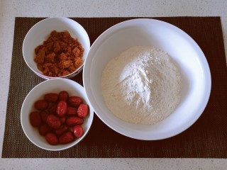 1、红枣红糖馒头,食材准备好了