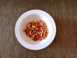 2、红枣红糖馒头,红枣清洗干净后 去核  切碎