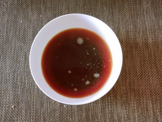 3、红枣红糖馒头,开水冲泡红糖  形成红糖水  凉凉至温热  约35度~40度