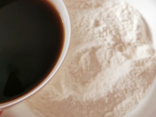 5、红枣红糖馒头,温热的红糖水 分次倒入面粉中  开始和面