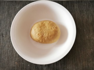 6、红枣红糖馒头,和成面团后 盖上盖子放温暖处发酵