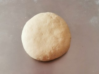 8、红枣红糖馒头,移至面板 排气揉光滑