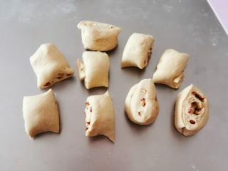 12、红枣红糖馒头,分成小剂子  每一个约40~50克