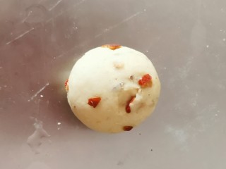 13、红枣红糖馒头,取一份揉成圆形  