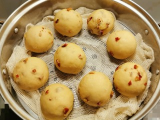 15、红枣红糖馒头,二次发酵后  凉水上蒸锅  每个馒头胚之间留有空隙  以免蒸好粘连  大火烧开后转中火 蒸20分钟  焖2分钟