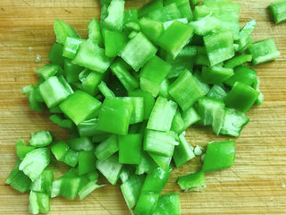 3、五彩龙利鱼,青辣椒切成粒