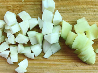 4、五彩龙利鱼,姜蒜切成粒