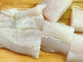 6、五彩龙利鱼,切成块