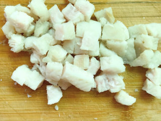 9、五彩龙利鱼,切成粒