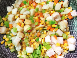 17、五彩龙利鱼,放入酱油、盐、白胡椒粉