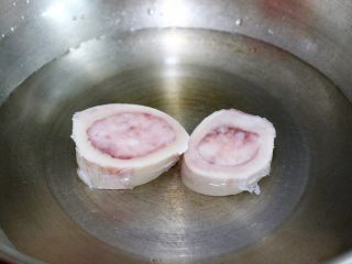 2、牛髓骨玉米汤,牛髓骨冷水下锅，焯水后捞出沥干水分