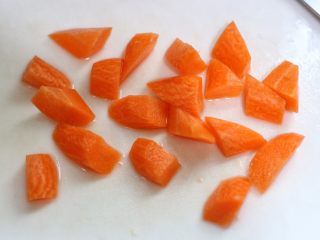 4、牛髓骨玉米汤,胡萝卜去皮切块