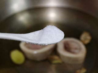 7、牛髓骨玉米汤,再放入料酒，盐和适量清水