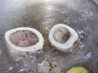 8、牛髓骨玉米汤,大火烧开转小火慢炖40分钟