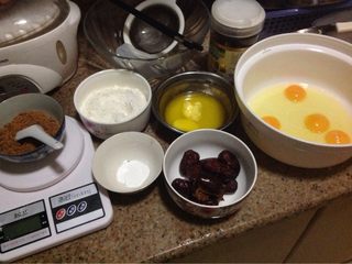 1、核桃红糖枣泥蛋糕,准备好材料,先将干红枣用温水泡软或煮软去核沥干