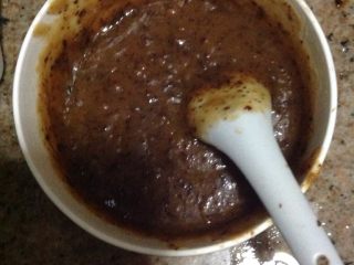 2、核桃红糖枣泥蛋糕,然后取出沥干放入搅拌机内,加入一半(或以上)植物油搅拌成泥。搅拌好后的枣泥,加入3茶匙蜂蜜搅拌均匀。再加入剩下的植物油搅拌至均匀,至无油浮在表面备用